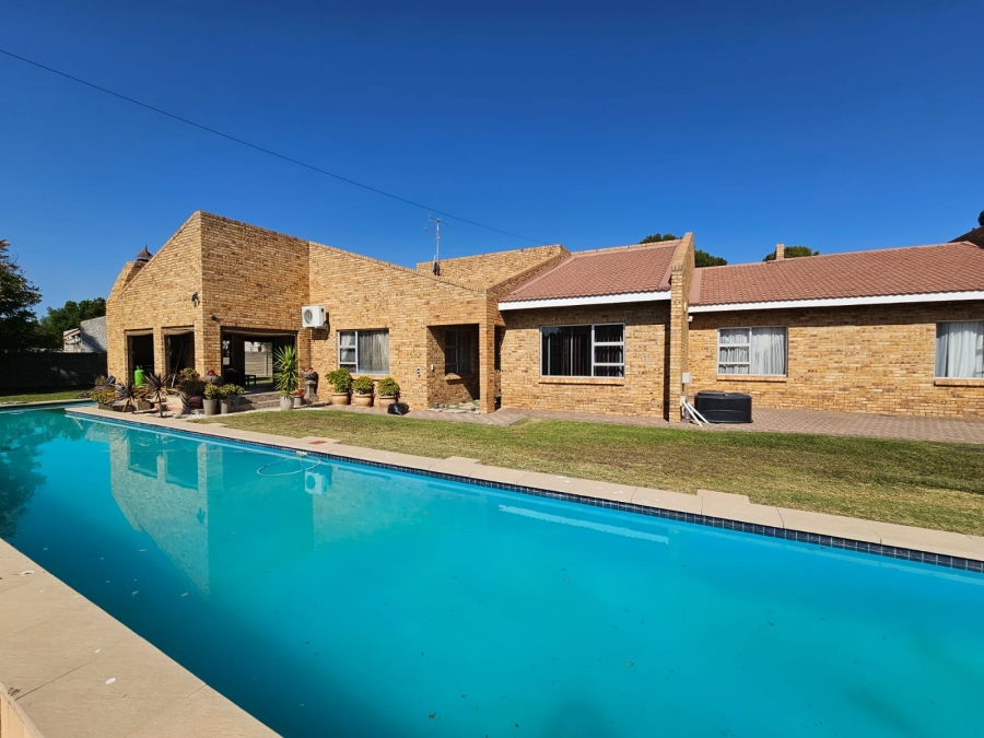 4 Bedroom Property for Sale in Jim Fouchepark Free State